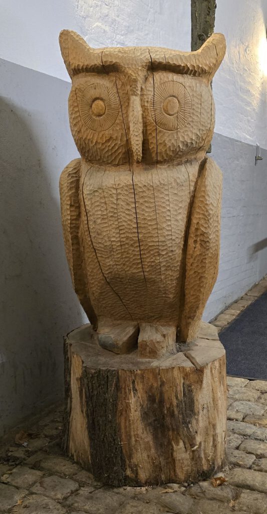 Mammut-Uhu im Eingang