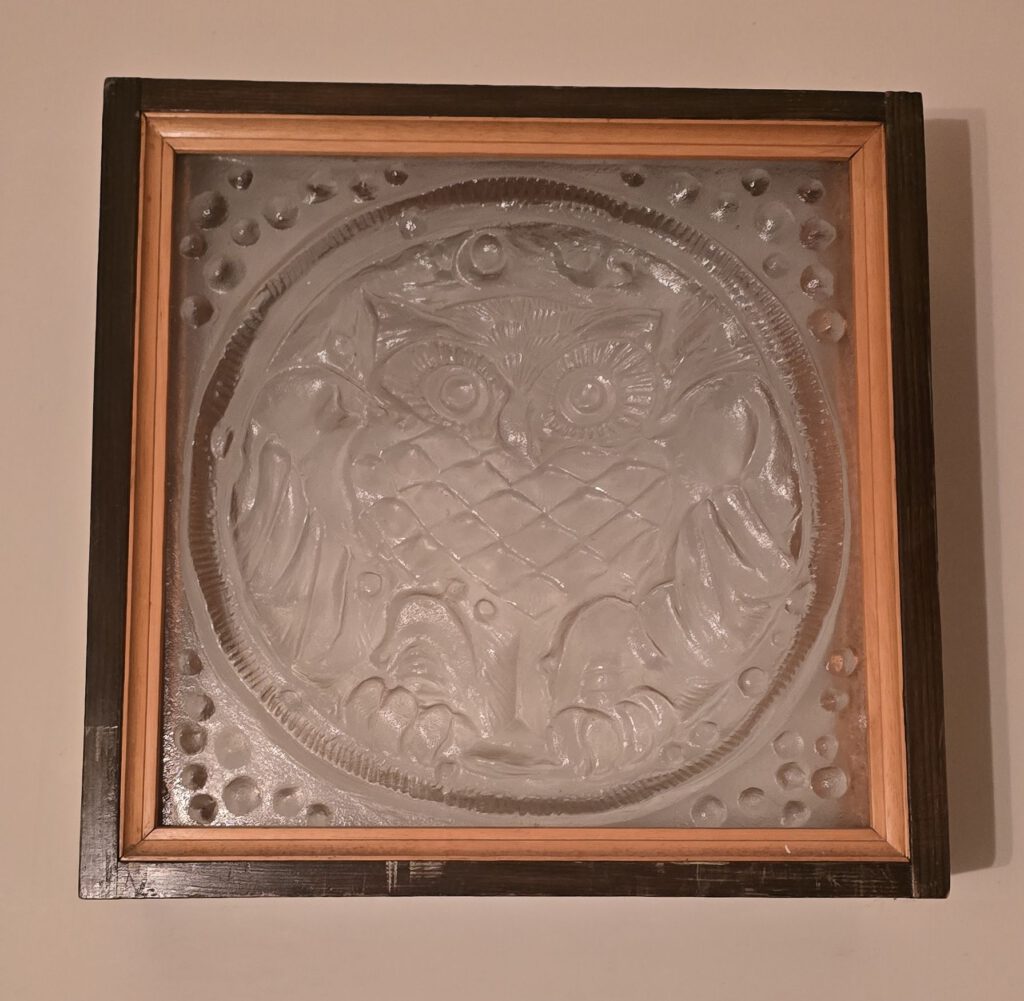 Uhu-Glaslampe im Flur