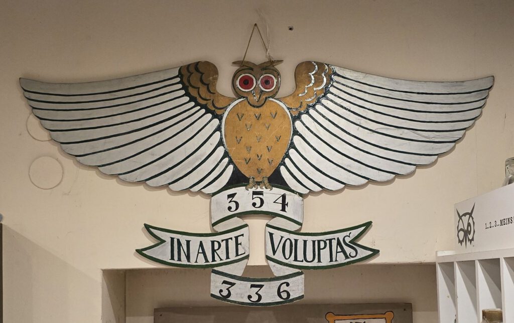 Uhu über der Gartentür