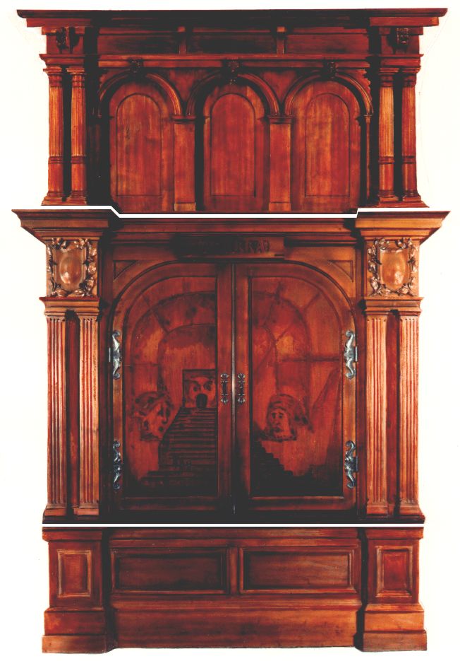 Historischer Holzschrank mit schlaraffischen Schnitzereien, Wappen und dem Adler, bekannt als der Pragaschrein der Schlaraffia Ravensbergia (120) in der Leineweberburg, Bielefeld