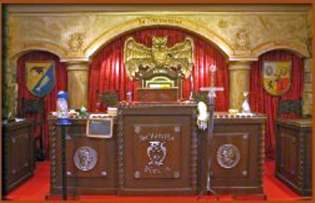 Blick auf den ritterlichen Uhuthron der Schlaraffia Vimaria (85) in Weimar. Der goldene Uhu und das Schwert symbolisieren das ritterliche Spiel in der Funke-Faust-Burg. Ein befreundetes Reych der Ob der Hamel (336).