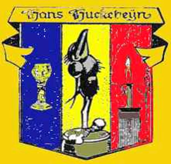 Originale historische Zeichnung des Raben Hans Huckebeyn mit Ritterhelm auf Musikinstrumenten.